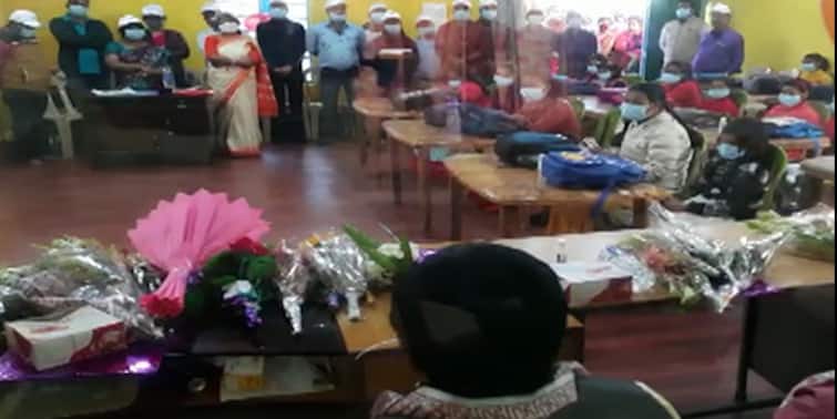 Siliguri school is running on by renting community hall to help students from poor family Siliguri : কমিউনিটি হল ভাড়া করে চতুর্থ শ্রেণির ক্লাস, দরিদ্র পরিবারের ছাত্রদের জন্য উদ্যোগ শিলিগুড়ির স্কুলে