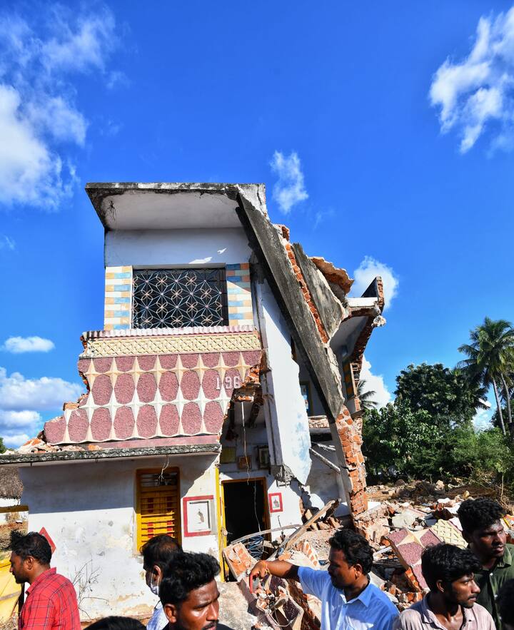 వరదల దాటికి కూలిపోయిన ఇళ్లు