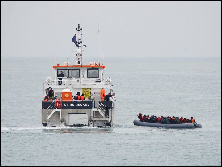 Morethan 20 Person dead in migrant boat accident in English Channel Boat sinks in France: फ्रांस से इंग्लैंड जा रहे 20 से ज्यादा प्रवासियों की नाव पलटने से मौत, शवों को तैरता देख मछुआरे ने दी अधिकारियों को जानकारी 