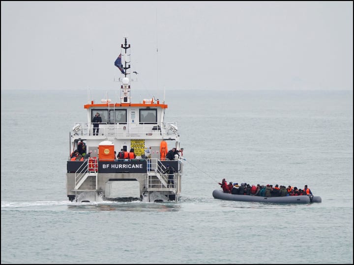 Boat sinks in France: फ्रांस से इंग्लैंड जा रहे 20 से ज्यादा प्रवासियों की नाव पलटने से मौत, शवों को तैरता देख मछुआरे ने दी अधिकारियों को जानकारी
