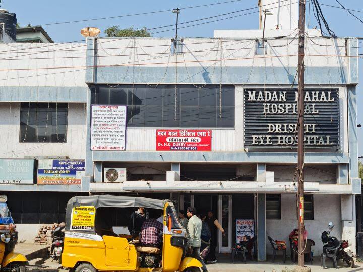 Jabalpur News: डॉक्टर के गलत इलाज ने मरीज की दोनों आखों की रोशनी छिनी, उपभोक्ता फोरम ने एक लाख का हर्जाना भरने का दिया आदेश Jabalpur: Due to the negligence of the doctor, the patient lost both eyesight, now will have to pay 1 lakh damages ANN Jabalpur News: डॉक्टर के गलत इलाज ने मरीज की दोनों आखों की रोशनी छिनी, उपभोक्ता फोरम ने एक लाख का हर्जाना भरने का दिया आदेश