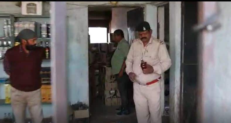 Chhattisgarh News: अम्बिकापुर में शराब की दुकान पर आबकारी विभाग की रेड, काफी मात्रा में मिलावटी शराब बरामद