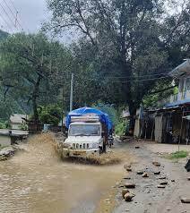 Uttarkashi के चिन्याली सौड में सड़क ना होने के ग्रामीण परेशान, भूस्खलन से खस्ता हाल