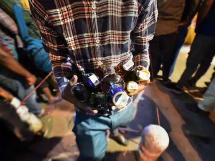 Mandsaur News: मंदसौर में वैक्सीन का प्रमाण दिखाने पर अब शराब पर नहीं मिलेगी 10% की छूट, जानें क्यों पलटा फैसला? Mandsaur News Order cancelled discount offer on liquor for vaccination after MLA Yashpal Singh Sisodiya protest ANN Mandsaur News: मंदसौर में वैक्सीन का प्रमाण दिखाने पर अब शराब पर नहीं मिलेगी 10% की छूट, जानें क्यों पलटा फैसला?