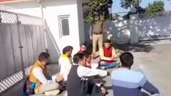 Devasthanam Board के खिलाफ तीर्थ पुरोहितों ने किया मंत्रियों के आवास के बाहर घेराव | Hindi News