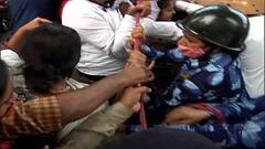 Left Protest: ব্যারিকেড ভেঙে SSC-র দফতরে ঢোকার চেষ্টা, পুলিশের সঙ্গে সংঘর্ষে গ্রেফতার কয়েকজন SFI সমর্থক | Bangla News