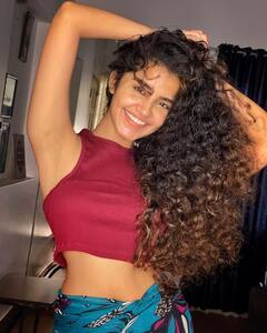 Anupama Parameswaran pics: ஐ...ஜாலிலிலி.... அனுபமாவின் ஜாலி மூட் கிளிக்ஸ்..!