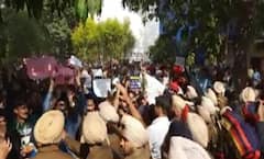 CM ਚੰਨੀ ਦੇ ਪ੍ਰੋਗਰਾਮ ਦੌਰਾਨ ਜਬਰਦਸਤ ਹੰਗਾਮਾ, ਪ੍ਰਦਸ਼ਨਕਾਰੀਆਂ ਨੂੰ ਪੁਲਿਸ ਨੇ ਬੜਾ ਮੁਸਖਲ ਕੀਤਾ ਸ਼ਾਂਤ