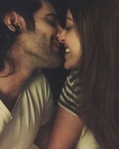 Anushka Romantic Photos: शादी के बाद इस मशहूर स्टार ने गर्लफ्रेंड के साथ शेयर की बेहद रोमांटिक तस्वीरें, कभी बाहों में जकड़े तो कभी KISS करते तस्वीरें