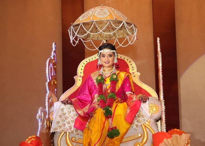 Vedangi Kulkarni : सध्या अनेक सेलिब्रिटींची लगीनघाई सुरू आहे. नुकताच मराठी मालिका आणि चित्रपटांमधील प्रसिद्ध अभिनेत्री वेदांगी कुलकर्णीचा (Vedangi Kulkarni) विवाहसोहळा पार पडला. (photo: monksinhappiness/ig)