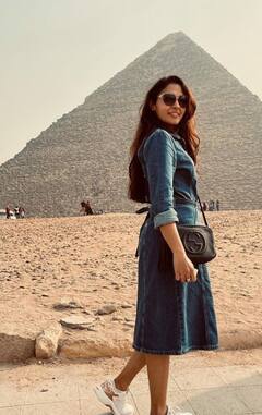 எகிப்து பிரமிடில் ஆண்ட்ரியா....ஒட்டகத்தின் மேல் மாஸ் போஸ்..!