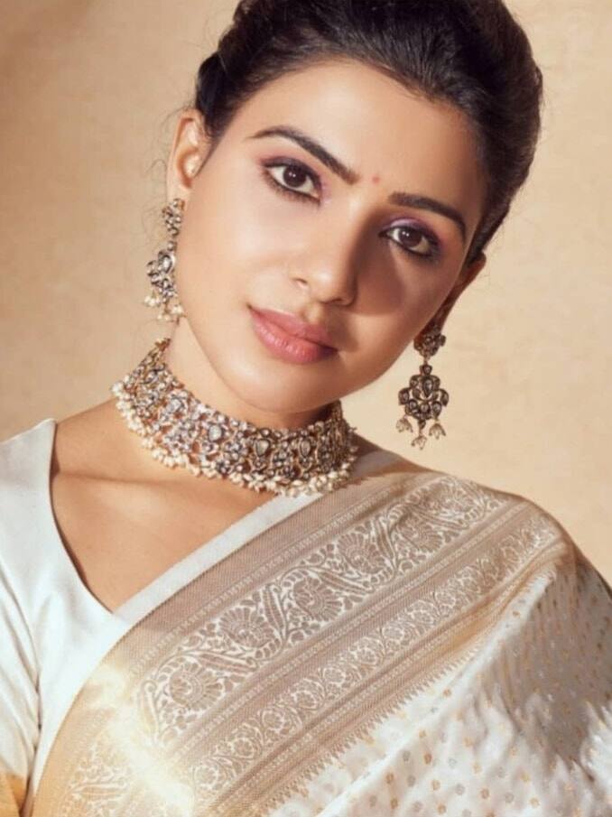 பட்டுகருநீலப்புடவை பதித்த நல்வயிரம் நட்டநடுநிசியில் -தெரியும் நட்சத்திரங்களடீ!