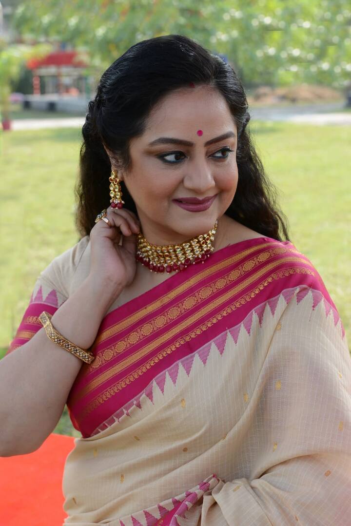 'রান্নাঘর' শো-এর থেকে সুদীপার লুকে কিছুটা পরিবর্তন আনা হয়েছে এই শো-তে । তবে বাঙালি পোশাকেই সাজবেন তিনি।