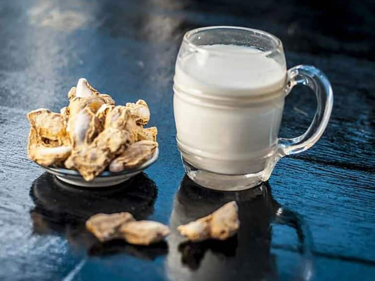 Health Tips: Know the benefits of Ginger milk in winter Health Tips: શિયાળામાં રોજ પીવો આવું દૂધ, ઈમ્યુનિટી વધશે અને ગળાનું ઈન્ફેક્શન થશે દૂર