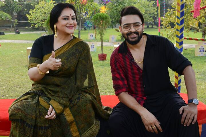 ইতিমধ্যেই শ্যুটিং শুরু করে দিয়েছেন নতুন এই সঞ্চালক ও সঞ্চালিকা। ছবিও ভাগ করে নিয়েছেন তাঁরা।