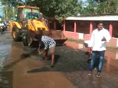 AP Roads : ఏపీలో రోడ్లు బాగు చేసుకుంటున్న జనం ! జనం కష్టాలు చూడలేక ఆ యువకుడు రూ. 2 లక్షలు పెట్టి..