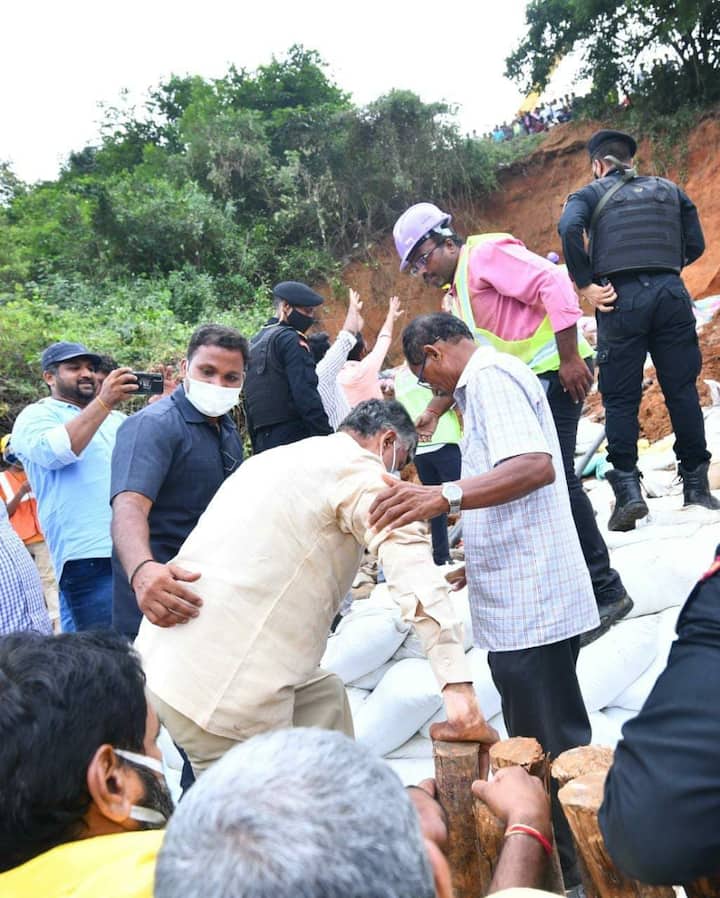 చిత్తూరు జిల్లా పాపానాయుడు  పేటలో వరద ముంపు ప్రాంతాలను పరిశీలించిన చంద్రబాబు