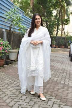 Sara Ali Khan Suit: बेहद खूबसूरत सफेद सूट में दुपट्टा लहराते हुए घर से निकली पटौदी गर्ल सारा अली खान, देखिए शाही अंदाज