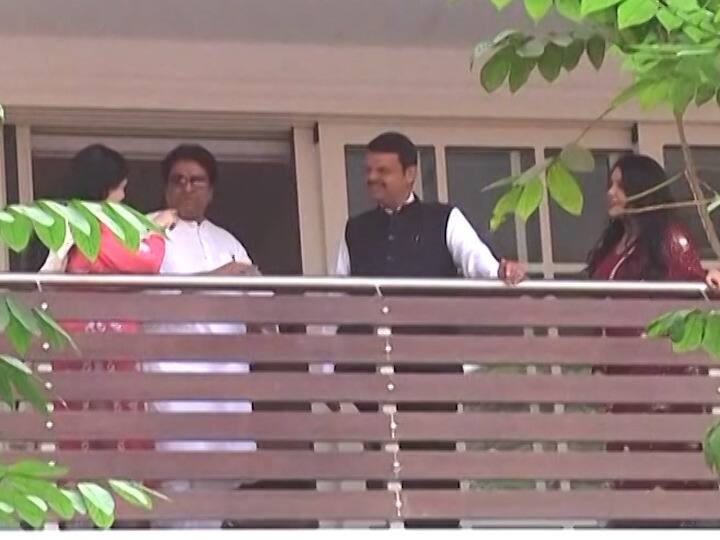 Devendra Fadnavis meets MNS president Raj Thackeray at Shivteerth देवेंद्र फडणवीस राज ठाकरेंच्या भेटीला 'शिवतीर्थ'वर, मनसे-भाजप युतीच्या चर्चेला उधाण