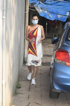 Malaika Arora Latest Photos: Malaika Arora बांद्रा में स्पॉट, व्हाइट प्रिंटेड ड्रेस में लहराती नागिन जैसी दिखीं एक्ट्रेस, फोटोज देख कहेंगे- 'वाह'