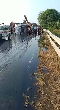 पळा, पळा, पळा...! सोलापुरात गोडेतेलचा टँकर पलटी! नागरिकांची घागर, बादल्या घेऊन तेल घ्यायला मोक्कार झुंबड