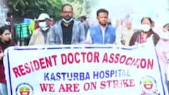 Delhi: Resident doctors protest over non-payment of salaries | Ghanti Bajao