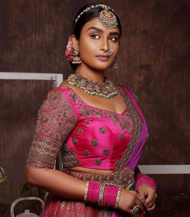 ரேஷ்மா முரளிதரன் மெட்ராஸ் மீட்டர் ஷோ என்னும் நிகழ்ச்சியின் மூலமும் பிரபலமானவர்