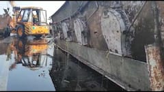 पळा, पळा, पळा...! सोलापुरात गोडेतेलचा टँकर पलटी! नागरिकांची घागर, बादल्या घेऊन तेल घ्यायला मोक्कार झुंबड