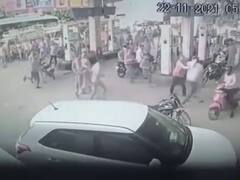 Jalaun News: पत्नी ने मायके वालों के साथ मिलकर पति और देवर को बीच बाजार दौड़ाकर पीटा, घटना CCTV में कैद