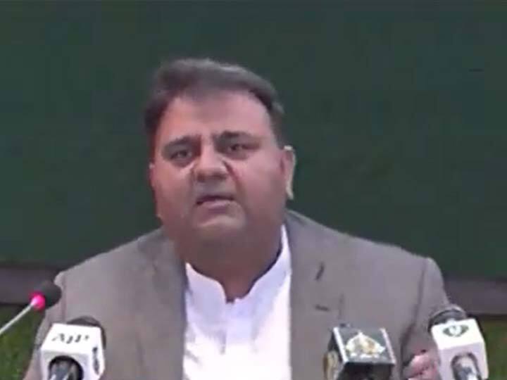 Garlic Matlab Adrak Viral Pakistan information minister Fawad Chaudhry Viral Video : 'गार्लिक म्हणजे आलं', पाकिस्तानच्या माहिती मंत्र्यांची अजब 'माहिती'; सोशल मीडियावर केलं जातंय ट्रोल