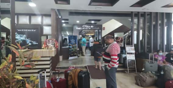 Srikakulam : ట్రావెల్ ఏజెన్సీ మోసం చేయటం తో దిక్కుతోచని స్థితి