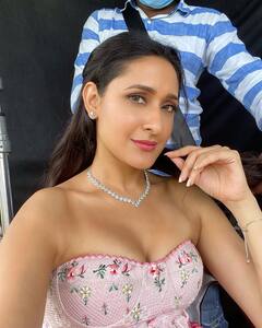 Pragya Jaiswal Photos: హాట్ లుక్స్‌తో హీట్ పెంచుతున్న అఖండ భామ
