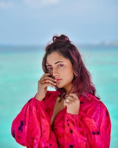 Rashmi Desai : बिग बॉस 15 मध्ये दाखल झालेल्या रश्मी देसाईची हटके अदा, चाहते झाले फिदा