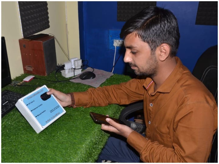 Sehore News electric equipment can be handled while having remote with the help of device ANN Sehore News: सीहोर के युवा ने बनाई बिजली उपकरणों को संचालित करने वाली डिवाइस, खासियत जानकर आप भी रह जाएंगे हैरान