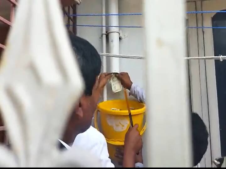 Karnataka: Money Safeguarded in drain pipe at PWD department official house ACB raids 40 Lakh seized- Watch Video Watch Video: பைப் திறந்தா... 500 ரூபாய் தாள் கொட்டுது... பதுக்கிய இடத்தை பிதுக்கிய அதிகாரிகள்!