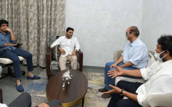 Tollywood Vs AP Govt : పెద్ద హీరోల సినిమాలకు కోలుకోలేని దెబ్బ ! టాలీవుడ్ కింకర్తవ్యం ? Tollywood Vs AP Govt : పెద్ద హీరోల సినిమాలకు కోలుకోలేని దెబ్బ ! టాలీవుడ్ కింకర్తవ్యం ?