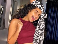 Anupama Parameswaran pics: ஐ...ஜாலிலிலி.... அனுபமாவின் ஜாலி மூட் கிளிக்ஸ்..!