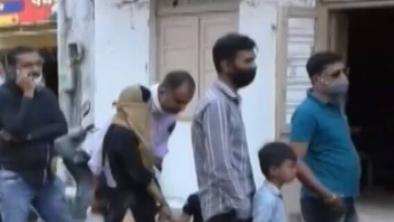 રાજકોટઃ શાળાઓ શરૂ થતા યુનિફોર્મ માટે દુકાનોની બહાર લાઈન, દરરોજ કેટલા લોકો કરે છે ખરીદી?