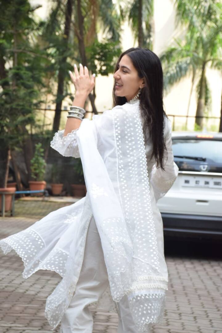 इस लुक को कंपलीट करने के लिए सारा अली खान ने हाथों में चूड़ियां और सफेद मोजड़ियां पहनी हुई थीं.