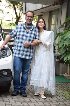 Sara Ali Khan Photos: Atrangi Re के ट्रेलर रिलीज से पहले व्हाइट सूट पहने स्पॉट हुईं सारा अली खान, फैन्स बोले- नेचुरल ब्यूटी