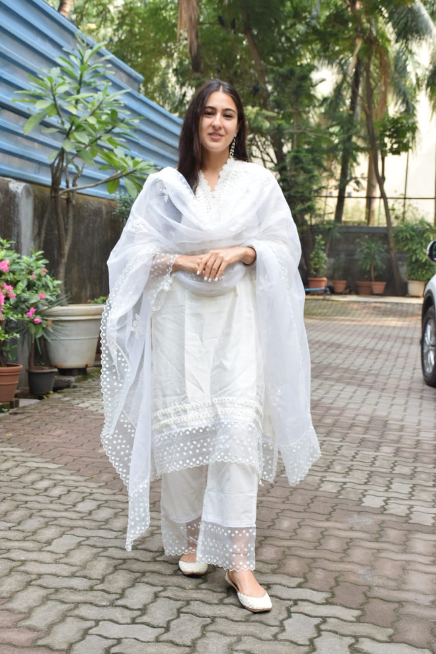 Sara Ali Khan Spotted In White Beautiful Suit Have A Look On Sara Ali Khan  Latest Ethnic Look | Sara Ali Khan Suit: बेहद खूबसूरत सफेद सूट में दुपट्टा  लहराते हुए घर