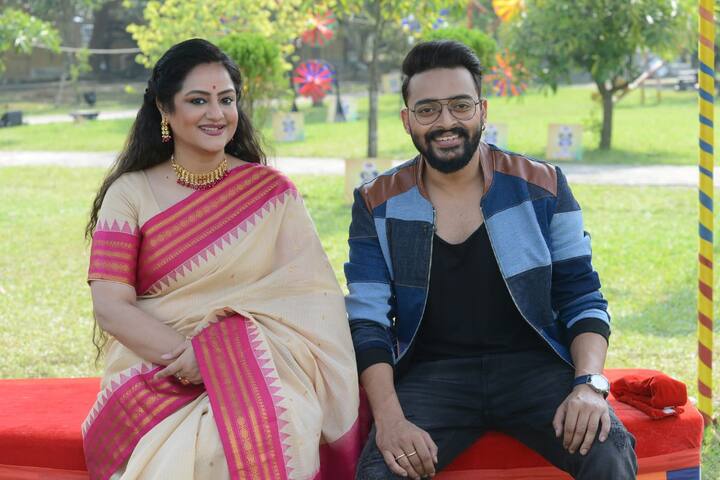 সম্প্রতি 'দিদি নম্বর ওয়ান'-এর শ্যুটিং এর শেষে একটি ভিডিও আপলোড করেছেন তিনি। সেখানে দেখা যাচ্ছে, জনপ্রিয় একটি গানে দুই সহকারীর সঙ্গে নাচ করছেন তিনি।