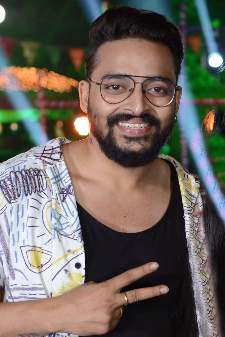 অন্যদিকে আপাতত একাধিক ওয়েবসিরিজের কাজে ব্যস্ত সৌরভও। চলছে তাঁর নতুন ছবির শ্যুটিংও। তার মধ্যেই 'দিদি নম্বর ওয়ান' সামলানোর জন্য সময় বের করে নিয়েছেন তিনি।