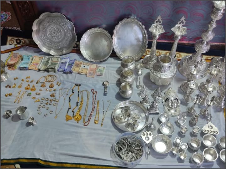 15 अधिकारियों के 68 ठिकानों पर पड़े छापे में बड़ी मात्रा में सोना, नकदी और संपत्ति के कागजात बरामद हुए हैं. जिसे देखकर हर किसी की आंखे फटी की फटी रह गई. इस छापेमारी में करीब 8.5 किलोग्राम सोना और लाखों कैश बरामद किए गए हैं.