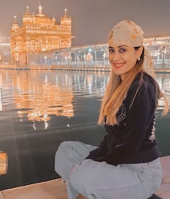 Amritsar Golden Temple: पति के साथ अमृतसर के स्वर्ण मंदिर पहुंची Dimple Jhangiani, मंदिर की खूबसूरती ने जीता एक्ट्रेस का दिल