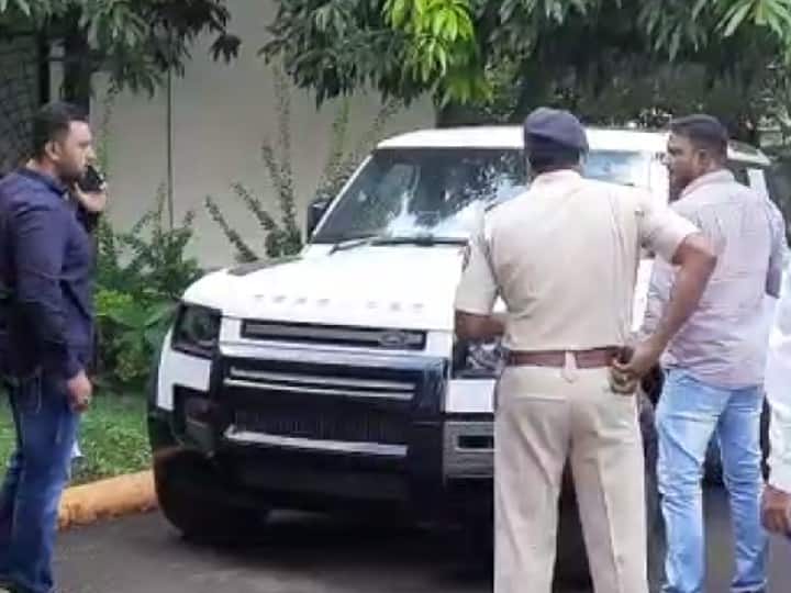 Solapur City Police commissioner reward Traffic police Officer Who cut the challan of asaduddin owaisi असद्दुदीन ओवेसी विना नंबरप्लेटच्या गाडीने सोलापुरात, गाडी मालकाला 200 रुपयांचा दंड ठोठावणाऱ्या पोलिसाला पाच हजारांचं बक्षीस