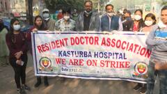 Delhi : हाथों में पोस्टर लिए धरने पर बैठे हैं Kasturba Hospital के Resident Doctors, जानें वजह