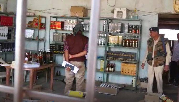 Chhattisgarh News: अम्बिकापुर में शराब की दुकान पर आबकारी विभाग की रेड, काफी मात्रा में मिलावटी शराब बरामद