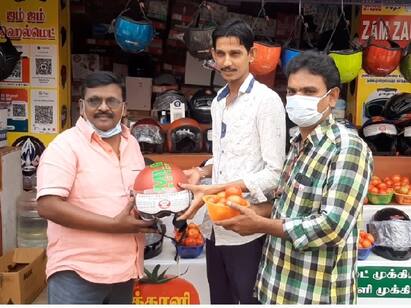 Salem: Buy helmet get one kg tomato offer. சேலத்தில் ஹெல்மெட் வாங்கினால் தக்காளி இலவசம்...!