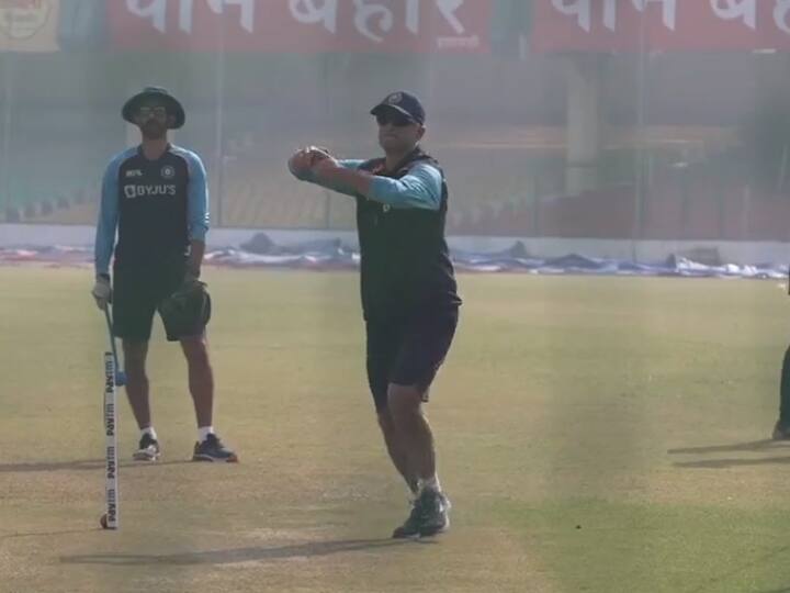 IND vs NZ Team India Head Coach Rahul Dravid rolled his arm over in nets - Watch Video Watch Video: 'தி கிரேட் இந்தியன் சுவர்' டிராவிட் கைகளில் இருந்து சுழலும் பந்து... அரிதான காட்சி இதோ!